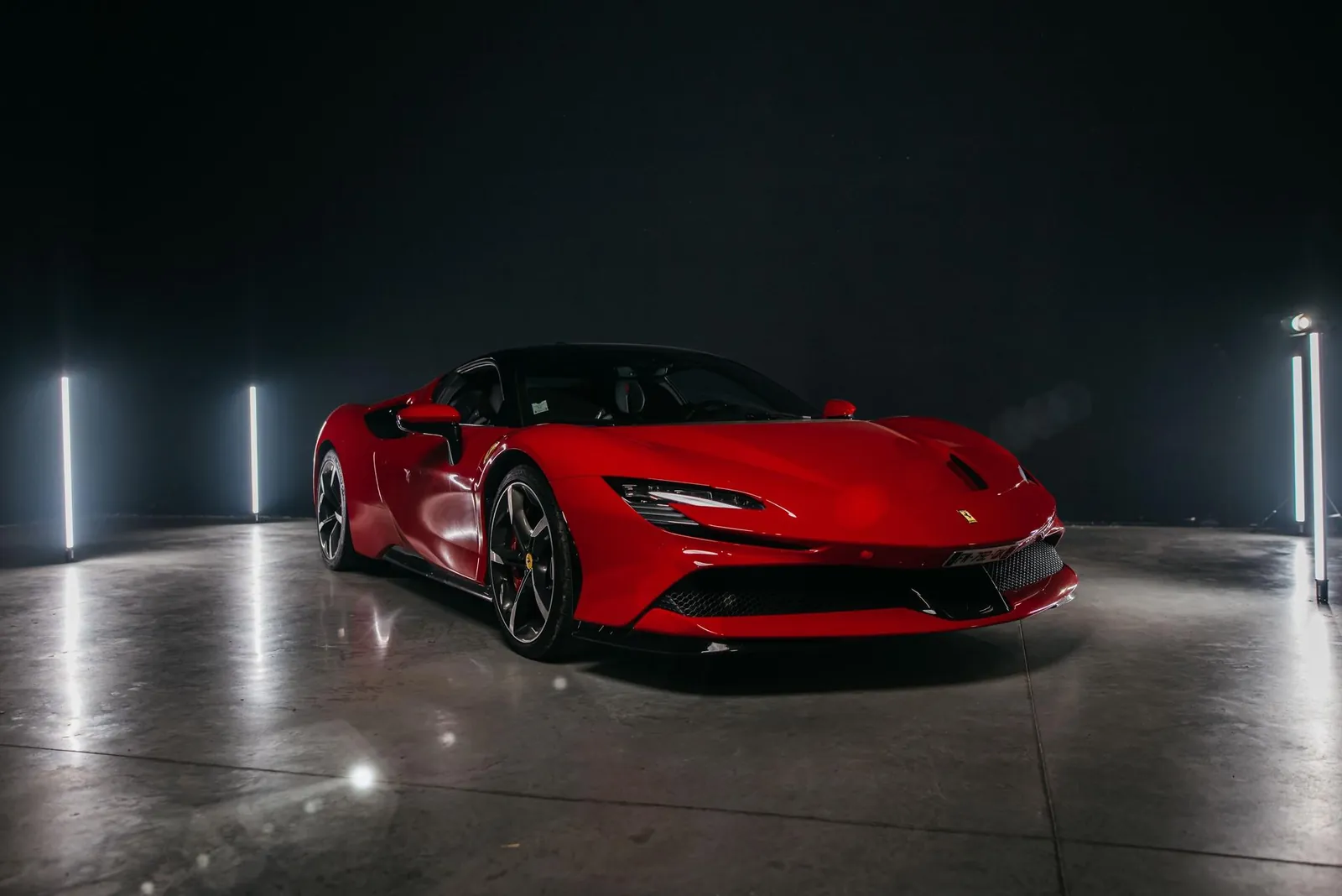 Ferrari SF90 Stradale אדומה בסטודיו עם פסי אור